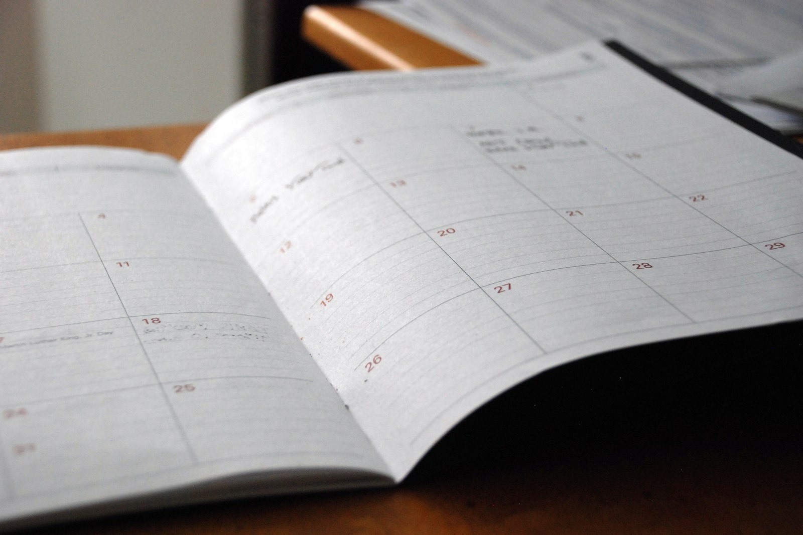 Agenda bulanan terbuka di atas meja kayu